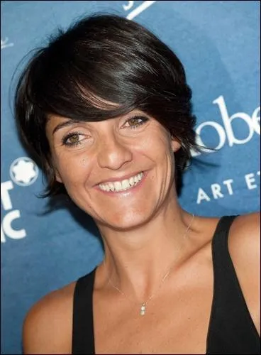 Qui est-ce ? En 2005, elle a été en tournée avec un nouveau one-woman-show, sa source d'inspiration étant les relations entre les hommes et les femmes. En 2006, son DVD est vendu à 700 000 exemplaires. Avec ce succès, elle donna une première représentation à l'Olympia en avril 2006.