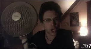 Qui est toujours au fond de la pièce et fait de la pole dance avec la fidèle peluche ?