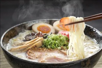 Gastronomie - Les ramen sont l'un des plats les plus connus, non seulement au japon mais aussi dans le monde. Mais de quoi est-il composé principalement ?