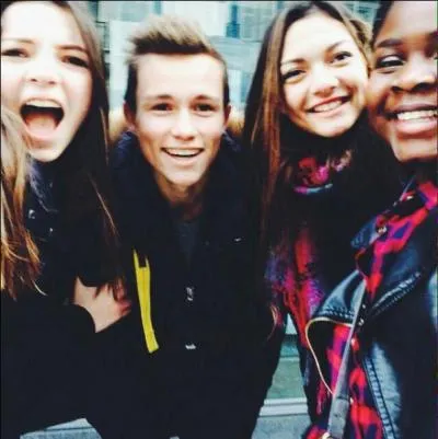 Qui sont ces youtubeurs sur cette photo ?