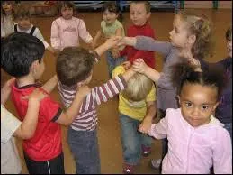 Complétez : "Passez pompons les carrillons
Les portes sont ...