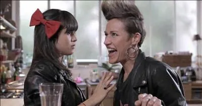 Qui est la meilleure amie de la jeune fille ?