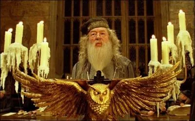 Dans "Harry Potter et le Prisonnier d'Azkaban", Albus Dumbledore accepte l'accueil de Détraqueurs autour de Poudlard afin de chasser Sirius Black, que tout le monde croit coupable alors. Quel formule magique utilise-t-il pour sauver Harry Potter lorsque celui-ci chute de son balai lors d'un match de Quidditch suite à une attaque de Détraqueur ?