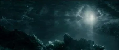 En Juin 1997, alors que le terme Horcruxe vient de résonner, Albus Dumbledore, qui en a déjà détruit un, la Bague de Gaunt, part avec Harry Potter dans une caverne. Le directeur de Poudlard boit alors un poison afin de récupérer le médaillon de Salazar Serpentard, qui est en fait une réplique. Ce médaillon se trouve sur une île au beau milieu d'un lac. Mais qu'y a-t-il dans le lac ?