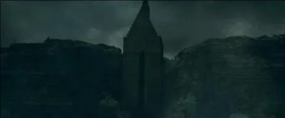 Deux ans plus tard, en 1945, Gellert Grindelwald terrorise le monde de la magie. En effet, ce dernier vient de trouver la Baguette de Sureau. Albus Dumbledore l'affronte en duel et sort vainqueur. Il récupère donc la Baguette de Sureau. Dans quel prison Gellert Grindelwald est-il enfermé ?