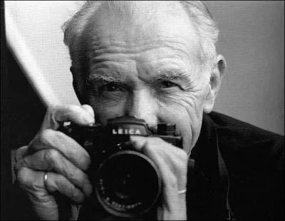 Photographe français très populaire. Sa photo la plus connue est " le baisier de l'hôtel de ville ".