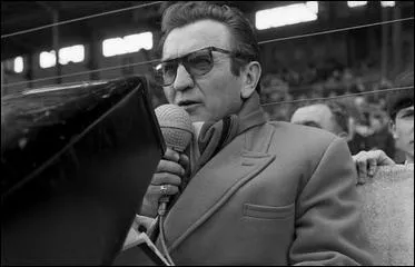 Grand commentateur sportif, passionné de catch et surtout de rugby.