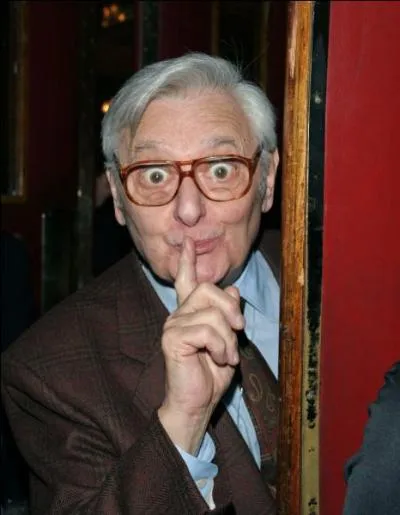 C'est la voix d'Astérix, mais aussi de Winnie l'Ourson, C3PO, Maestro dans les dessins animés " Il était une fois", Peter Ustinov etc, etc...