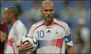 Continuons avec un footballeur très connu. Il a joué chez les Bleus. Il s'agit du célèbre :