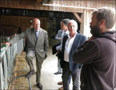 Quelle spécialité Alain Rousset, tête de liste PS aux élections régionales, en visite dans une ferme de Lussac-les-Châteaux a-t-il demandée ?