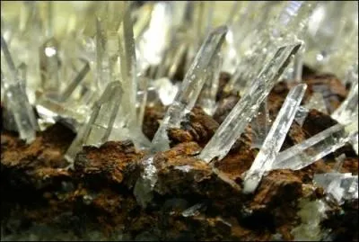 De ces trois pierres, laquelle n'est pas un quartz ?