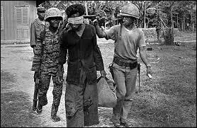 Une violente campagne de répression est lancée. À quelle catégorie de personnes le régime s'en prend-t-il particulièrement ?