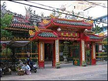 Quel pays décide de lancer une offensive contre le gouvernement de Pol Pot, mettant ainsi fin à son régime en 1979 ?