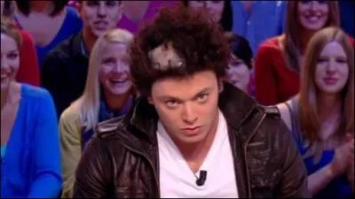 Il se rase un bout de cheveux pour avoir un baiser de...