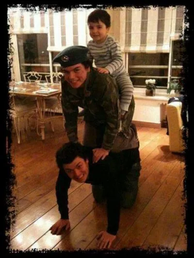 Quels sont les prénoms des frères de Kev Adams ?