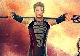 Il oblige Finnick et les autres gagnants des Hunger Games à faire quelque chose mais quoi ?