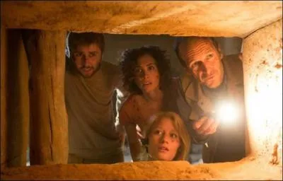 L'histoire se situe au Caire en août 2013. Un groupe de cinq personnes décide de visiter un monument archéologique construit des années auparavant. Plusieurs sphinx habitent à l'intérieur.