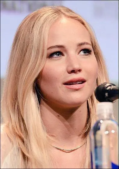 Quel âge a Jennifer Lawrence qui joue Katniss Everdeen ? (En 2015)