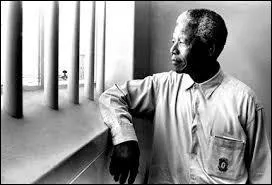 Dans quelle île Mandela et certains de ses complices ont-ils été transférés pour purger leur peine de prison ?