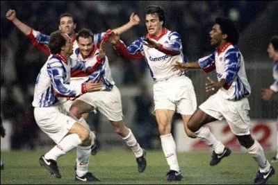 Qui marqua le but qualificatif dans les arrêts de jeu contre le Real de Madrid en 1/4 de finale de coupe UEFA 1992-1993 ?