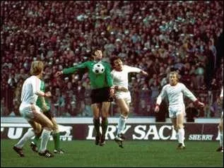 Comment étaient les poteaux des buts lors de la finale 1976 St Etienne/Bayern ?