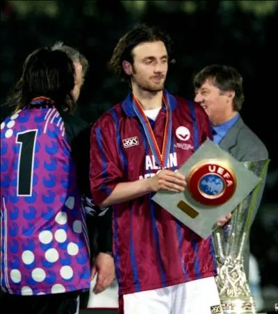 Contre qui Bordeaux s'est-il incliné en finale de la Coupe UEFA 1995-1996 ?