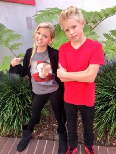 Comment s'appelle le garçon à côté de Jordyn ?