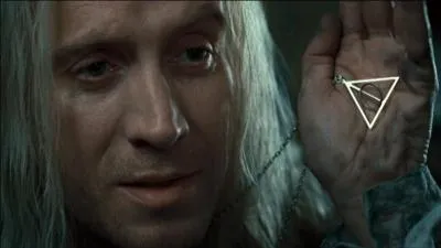 Lors de ces festivités, Harry Potter discute un brin avec Viktor Krum lorsque celui-ci parle d'un médaillon porté autour du cou par le père de Luna Lovegood. Quelle en est la signification ?