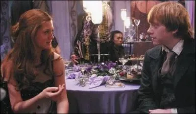 Harry Potter change à nouveau de table et entame une nouvelle conversation avec son ami Ron Weasley, Muriel Weasley et Elphias Dodge. La discussion s'oriente vers les secrets gardés par Albus Dumbledore lorsque Hermione Granger arrive. Quelle boisson cherche-t-elle pour boire avec Harry Potter et Ron Weasley ?