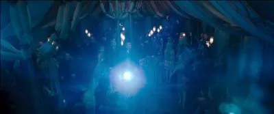 Soudain, en plein milieu de la soirée, le Patronus de Kingsley Shacklebolt, un lynx, envoie un message au Terrier et les informe d'une terrible nouvelle. Comment a-t-on traduit le message de l'anglais au français : "The Ministry has Fallen. Scrimgeour is dead. They are coming." ?