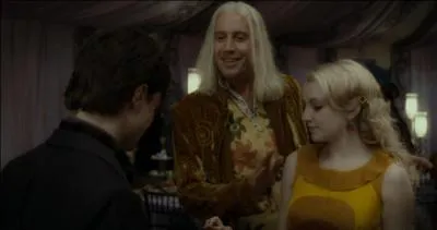 Peu après la fin de la cérémonie, les festivités se poursuivent dans une grande tente aménagée à cet effet. Une piste de danse est installée et Luna Lovegood s'essaye à quelques pas de danse avec son père. Comment s'appelle-t-il ?