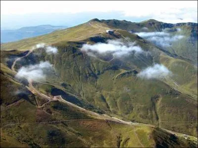 Le premier est un métal de symbole Pb. Le deuxième précède le marquis. On fête le troisième quand il est nouveau et le dernier est l'interprète de "Le sens de la vie". Pour voir le tout il faut aller dans :