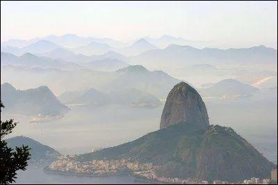 De mie ou sec peut être le premier ; premier pair est le deuxième tandis que le troisième fond dans le café. Ce sommet...