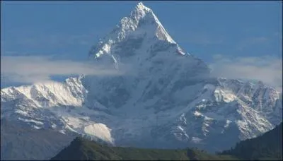 Le premier est le prénom de "la" Magnani ; le deuxième est sans mélange et le troisième est le symbole du sodium. Le tout est une montagne composée de six sommets, dont le plus haut fut gravi pour la 1ère fois par une expédition française en 1950. Elle se situe :