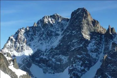 Il arrive parfois que la peau fasse le premier après un coup de soleil. Le deuxième s'emploie quand on s'adresse à plusieurs personnes. Quant au tout c'est un mont du massif...