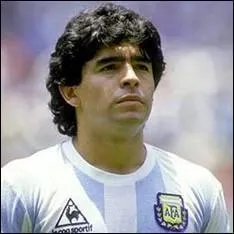 Quelle est la nationalité du joueur de foot Diego Maradona qui a eu le droit à sa chanson par le groupe de rock alternatif, la Mano Negra ?