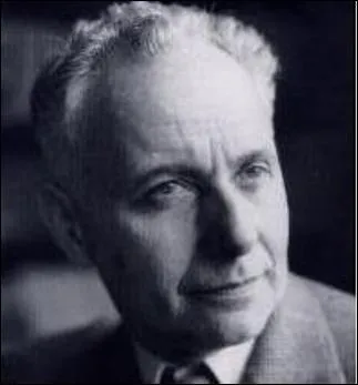 Quel chanteur français a déclaré avec Aragon que la femme est l'avenir de l'homme ?