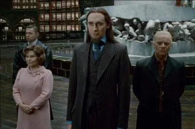 Pendant ce temps, Harry Potter (Albert Runcorn) se fait une joie de tenir la conversation à un autre employé, Pius Thicknesse. Ce dernier obéit aux Mangemorts mais en est-il vraiment un ?