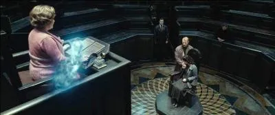 Après avoir revu brièvement Ron Weasley (Reginald Cattermole) dans un ascenseur, Harry Potter (Albert Runcorn) met sa Cape d'Invisibilité et retrouve enfin Dolores Ombrage. Cette dernière dirige un procès et détient le médaillon autour du cou. Mary Cattermole, la femme de Reginald Cattermole, est appelée. Quelles sont les trois personnes qui dirigent le procès sous la garde des Détraqueurs ?