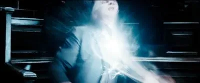 Sans plus attendre, Harry Potter (Albert Runcorn) lance un sortilège de Stupéfixion sur Dolores Ombrage. Qu'advient-il alors du Mangemort Yaxley à ce moment précis ?