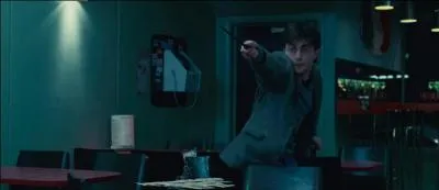 Un combat s'engage alors entre les deux camps. Quels sont les deux sorts magiques que vont utiliser Harry Potter et Hermione Granger pour vaincre les deux Mangemorts dans le café ?