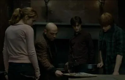 Quelques jours plus tard, Harry Potter peut enfin interroger Mondingus Fletcher. Ce dernier leur annonce qu'il n'a plus le médaillon. Dolores Ombrage lui a confisqué sur le Chemin de Traverse. Mais pour quelle raison ?