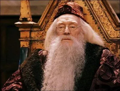 Quel acteur joue le rôle d'Albus Dumbledore ?