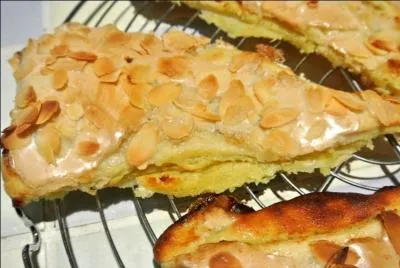 Quel est le nom de ce gâteau toujours triangulaire, en pâte feuilletée fourrée à la frangipane ?