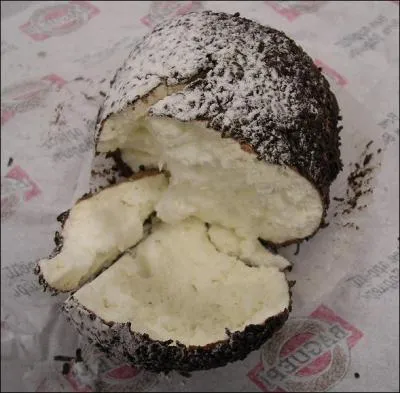 Quel est ce biscuit en forme de dôme, surmonté de meringue et enrobé de chocolat ?