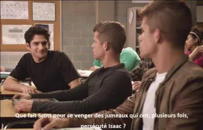 Que fait Scott pour se venger des jumeaux qui ont, plusieurs fois, persécuté Isaac ?
