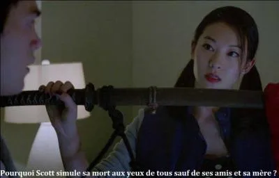 Pourquoi Scott simule-t-il sa mort aux yeux de tous sauf de ses amis et de sa mère ?