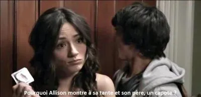 Pourquoi Allison montre-t-elle à sa tante et son père une capote ?