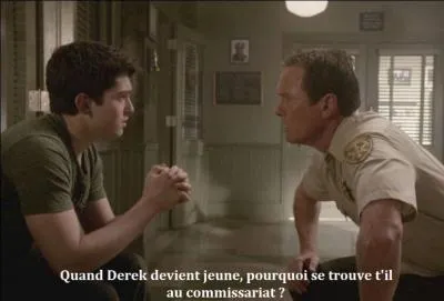 Quand Derek devient jeune, pourquoi se trouve-t-il au commissariat ?