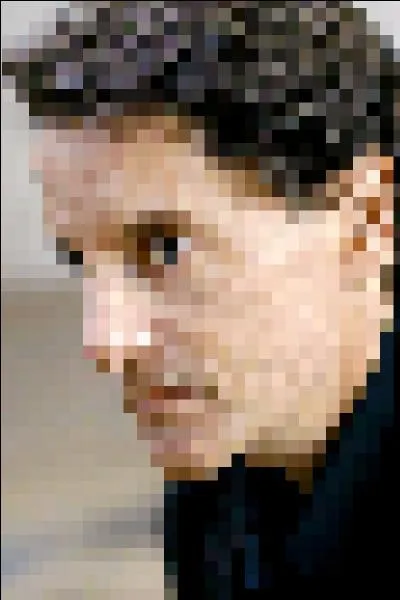 Il vit actuellement avec sa femme et ses trois filles à Astaffort. Comment nomme-t-on les habitants de cette ville ?